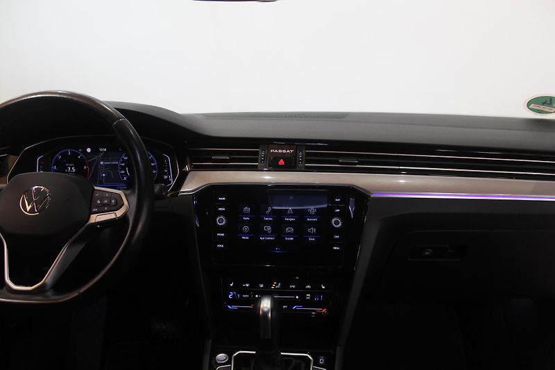 Volkswagen Passat (2021) 2.0TDI DSG Display LED - fotka 27 z 36