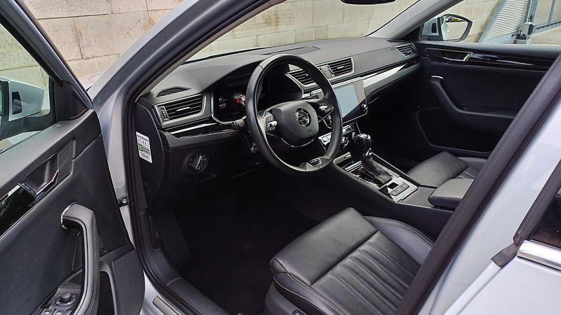 Škoda Superb L&K 2.0TSI 140kW ASIST ČR DPH - fotka 9 z 50