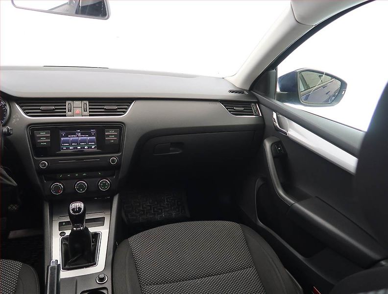 Škoda Octavia (2017) 1.6 TDI, Tempomat - fotka 8 z 17