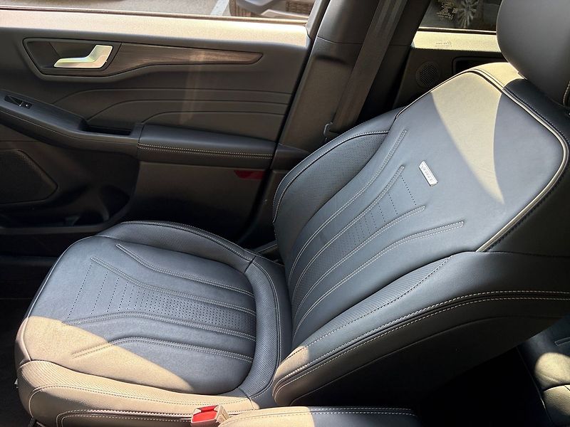 Ford Kuga 4x4 2,5HEV VIGNALE TOP VÝBAVA - fotka 17 z 20