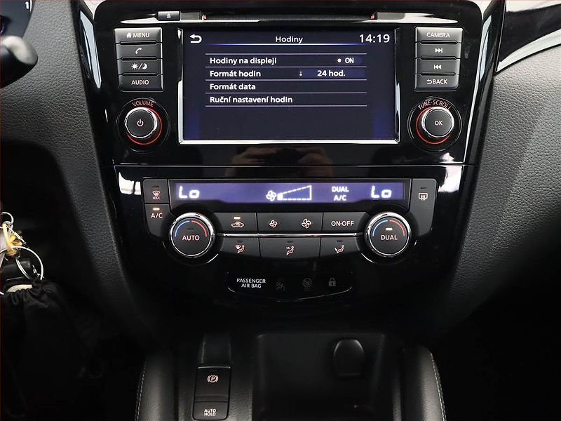 Nissan Qashqai (2021) 1.3 DIG-T, Tempomat - fotka 10 z 14