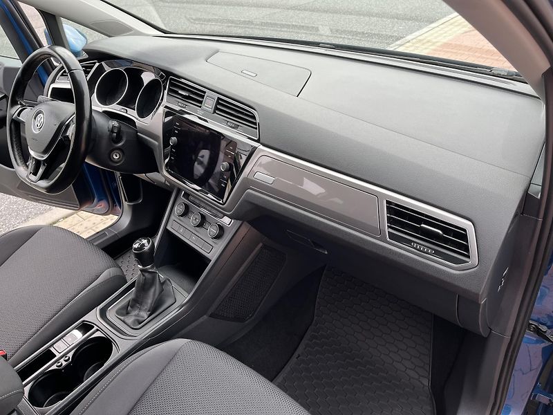 Volkswagen Touran 1.6 TDi 85 kW Full Led 7 Míst - fotka 18 z 36