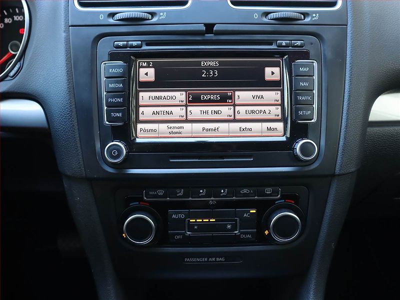 Volkswagen Golf (2011) 1.6 TDI, Automat, Navi - fotka 12 z 16