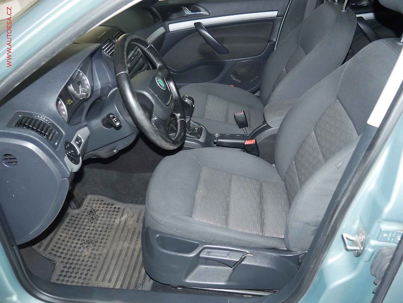 Škoda Octavia (2012) 1.6 TDi, ČR, AAC, tempo - fotka 9 z 16