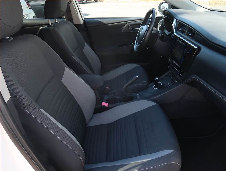 Toyota Auris (2015) Hybrid, Automat, Tempomat - fotka 9 z 21