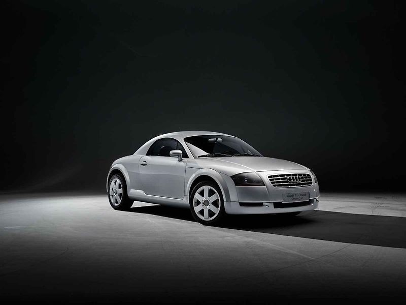 Původní koncept Audi TT spolu s limitovanou edicí TT RS Coupé Iconic Edition