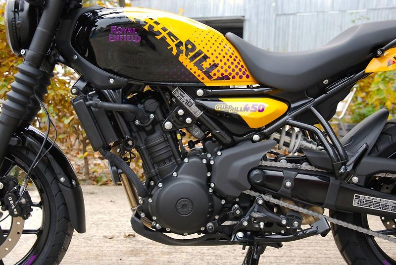 Royal Enfield (2026) Guerrilla 450 YELLOW RIBBON - fotka 14 z 25