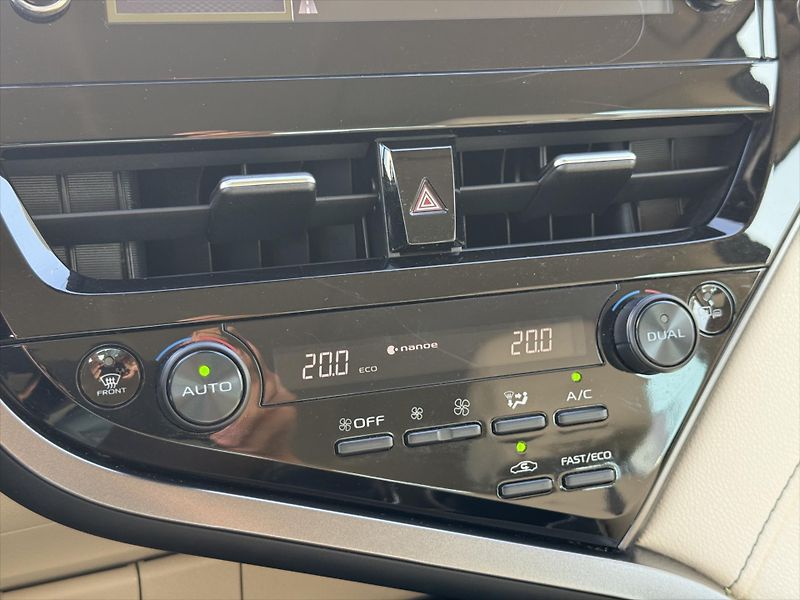 Toyota Camry 2,5 Executive, Hybrid - fotka 16 z 20