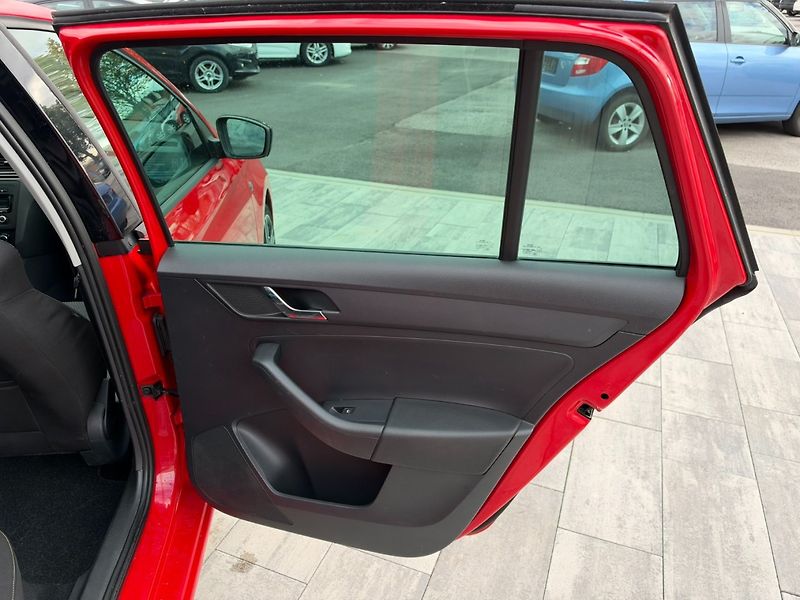 Škoda Rapid (2014) Spaceback 1.2 TSI StylePlus - fotka 22 z 31