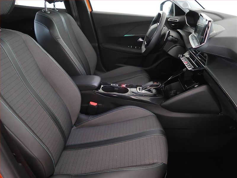 Peugeot 2008 (2021) 1.2 PureTech, Automat, ČR - fotka 9 z 14