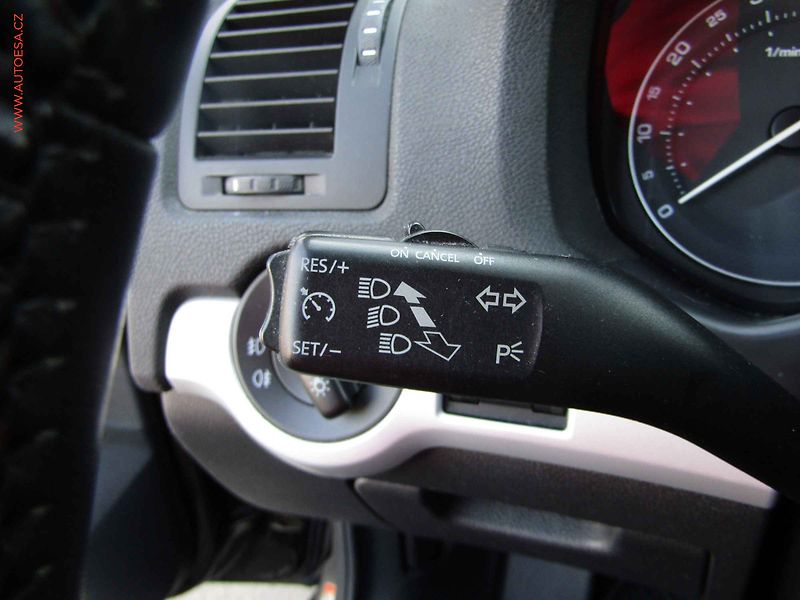 Škoda Octavia (2009) 1.6 MPi, AC, výhřev sed - fotka 14 z 15
