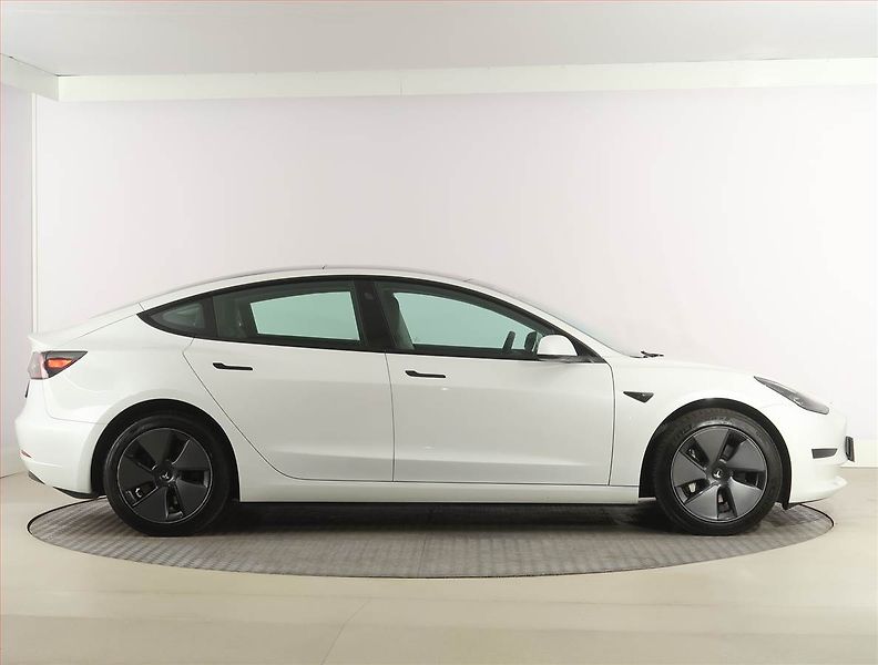 Tesla Model 3 (2023) Standard Range 60kWh, SoH 95% - fotka 6 z 33