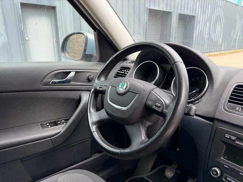 Škoda Yeti  2,0 TDI servis.k + sada pneu  - fotka 19 z 31