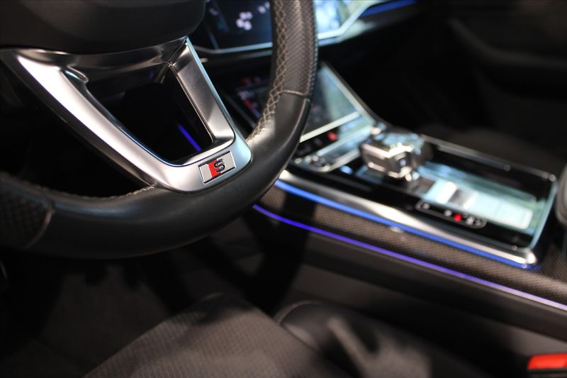 Audi Q7 50 TDi quattro Competition Plu - fotka 13 z 39