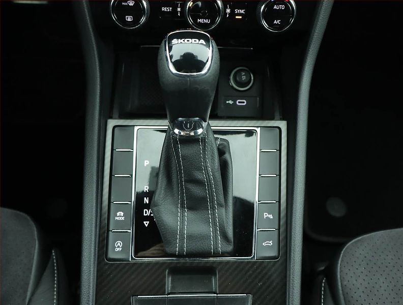 Škoda Superb (2022) Sportline 1.5 TSI - fotka 13 z 18