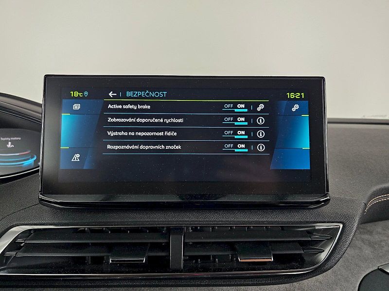 Peugeot 3008 (2021) 1.6 PHEV 300k 4x4 GT Pack - fotka 17 z 28