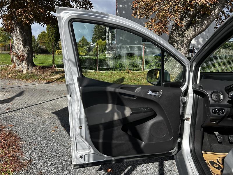 Ford Tourneo Courier 1,0 i 74 kW  Tempomat,Isofix - fotka 10 z 50