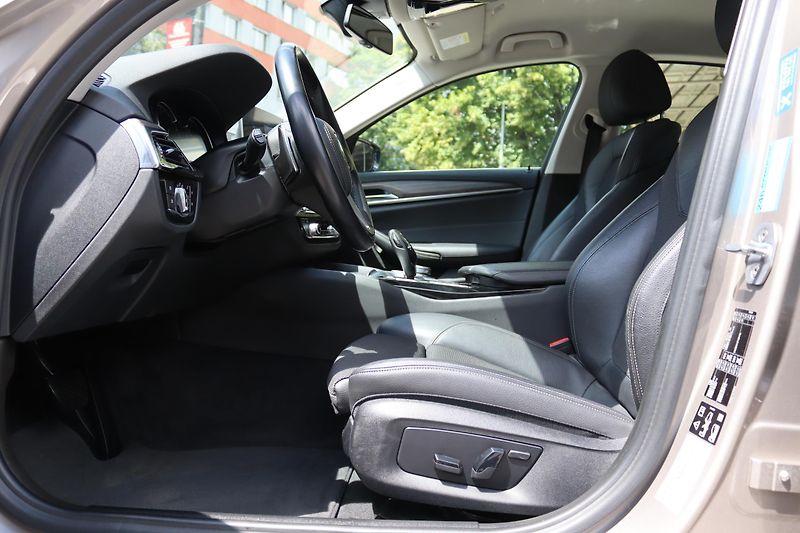 BMW Řada 5 520D XDRIVE SPORT LINE G30  - fotka 23 z 50