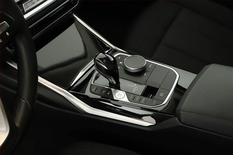 BMW Řada 3 (2019) 330 e - fotka 10 z 19