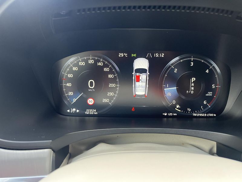 Volvo V90 (2019) 2,0 D4 140 Kw 4X4 AUT - fotka 15 z 20