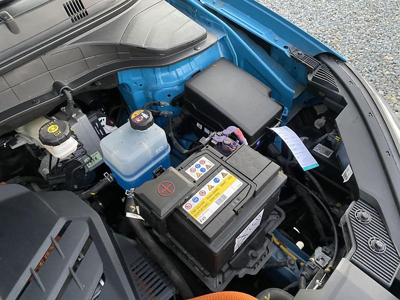 Hyundai Kona ELECTRIC 100kW- VÝHŘEV SEDAČEK - fotka 43 z 43