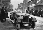 Vůz Wikov 7/28 s řidičem Václavíkem při závodu do vrchu Brno - Soběšice v roce 1929.