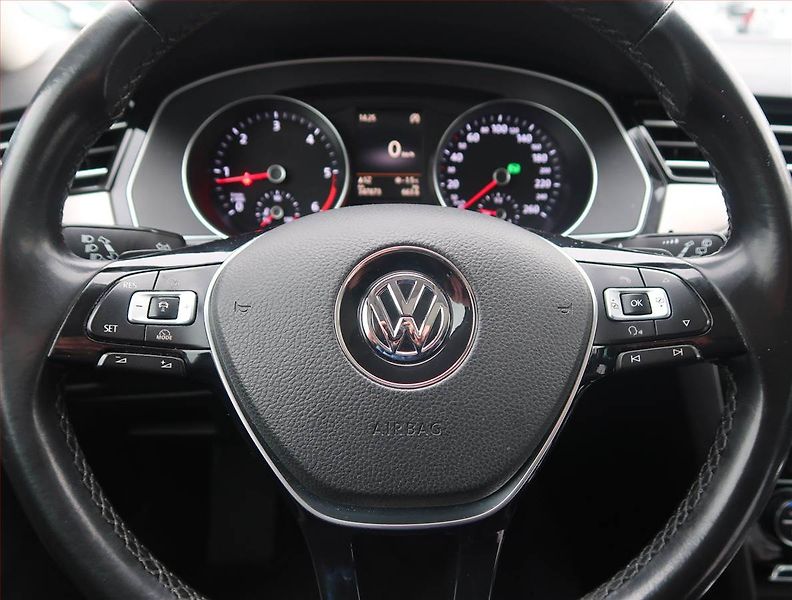Volkswagen Passat (2016) 2.0 TDI, Automat, Navi - fotka 16 z 23