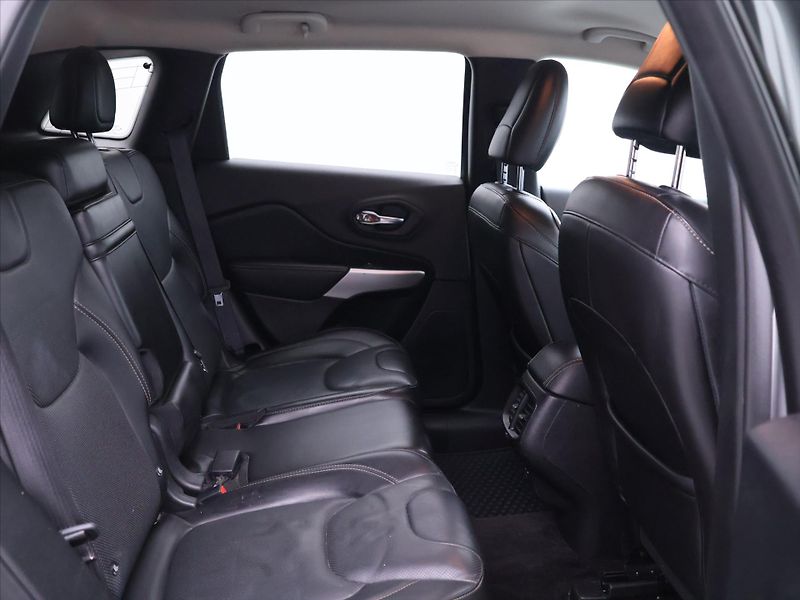 Jeep Cherokee 2,2 M-Jet 147kW Aut. AWD DPH - fotka 14 z 31