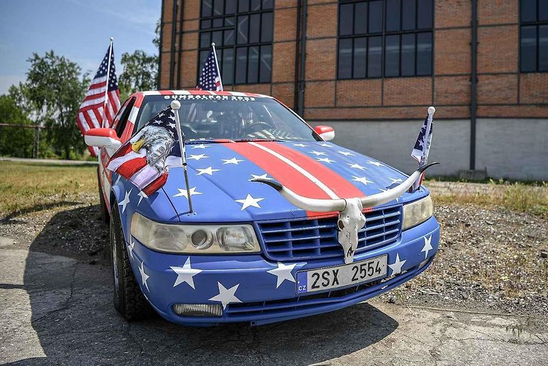 Na Hlavní třídě v Ostravě-Porubě se objevilo další výstřední auto z dílny organizátorů akce Gumbalkan, 16. srpna 2023 v Ostravě.
