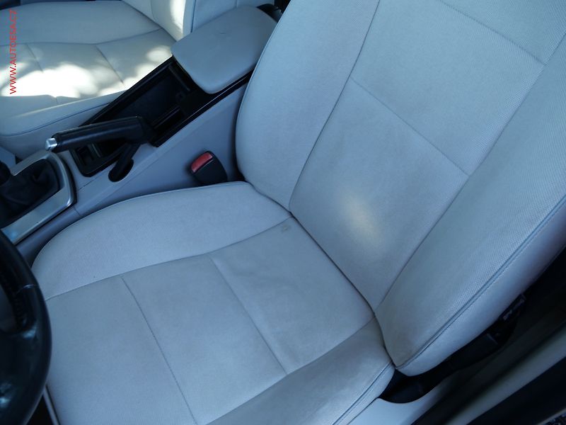 Volvo V50 (2008) 1.6D, AC, výhřev sed - fotka 9 z 19