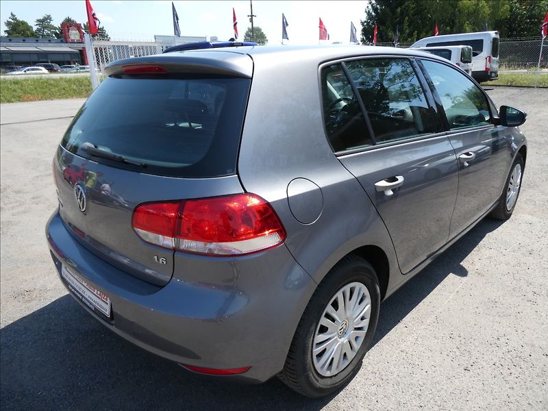 Volkswagen Golf 1,6 MPi 75kW DSG klima - fotka 9 z 40