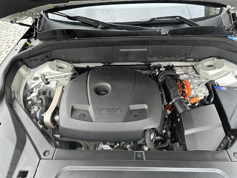 Volvo XC90 T8 plug-in hybrid Recharge - fotka 31 z 32