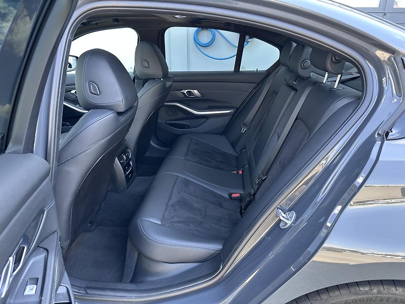 BMW Řada 3 330i M-Sport - fotka 8 z 31