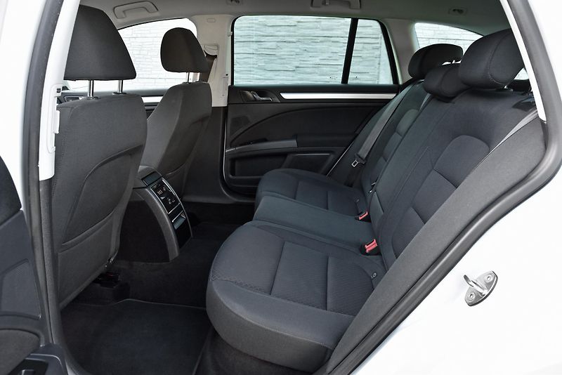 Škoda Superb 2.0 TDi CR,NAVI,VÝHŘEV,XENONY - fotka 32 z 45