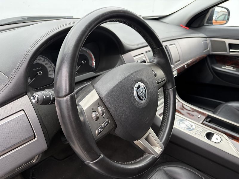 Jaguar XF (2010) 3.0 V6D - fotka 13 z 28