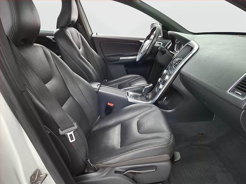Volvo XC60 (2016) D4, Automat, Kůže, Navi - fotka 9 z 20