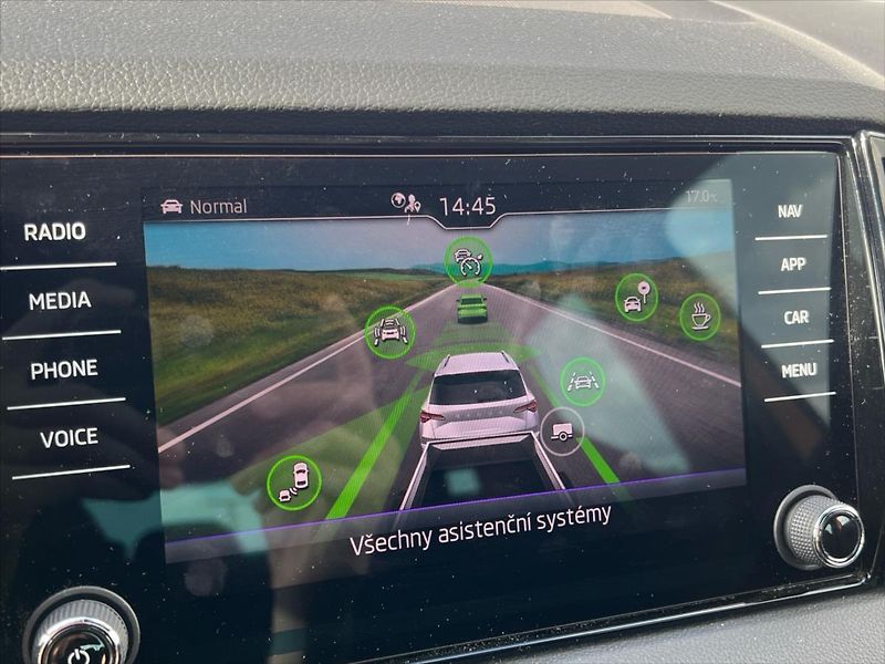 Škoda Karoq 1,5 TSi 110kW 7DSG SPORTLINE - fotka 32 z 34