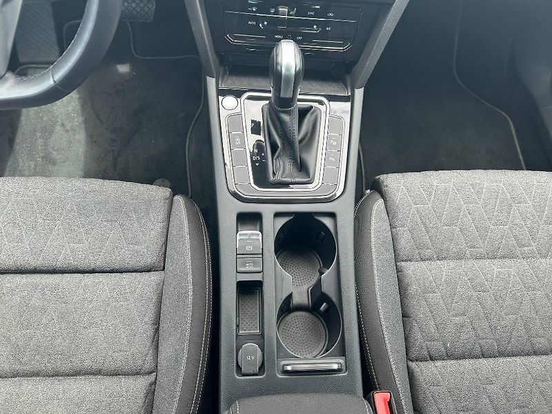 Volkswagen Passat Business  2,0TDi - fotka 9 z 24