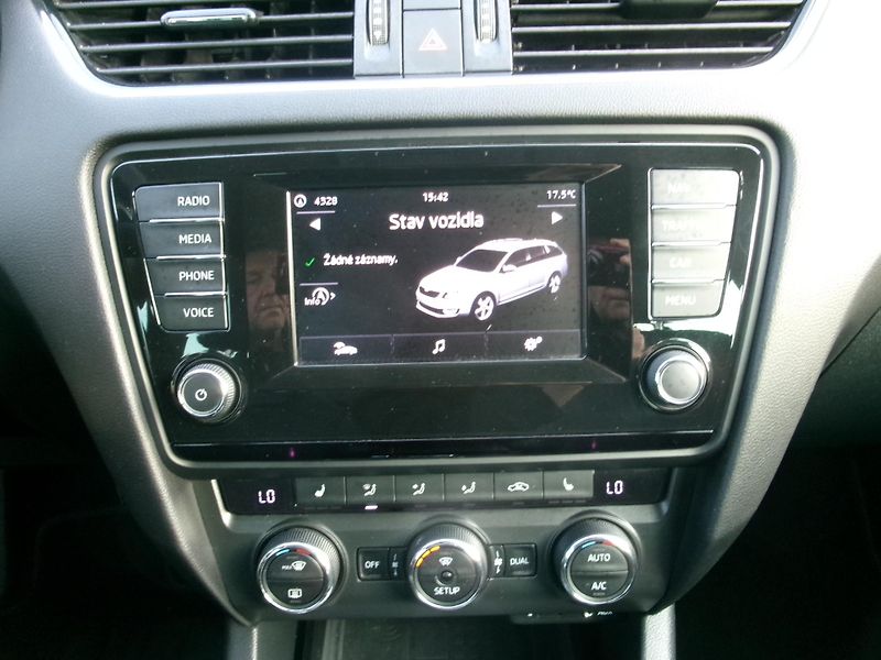 Škoda Octavia (2014) 1,2TSI NAVI DSG AC BT VÝHŘEV - fotka 31 z 34