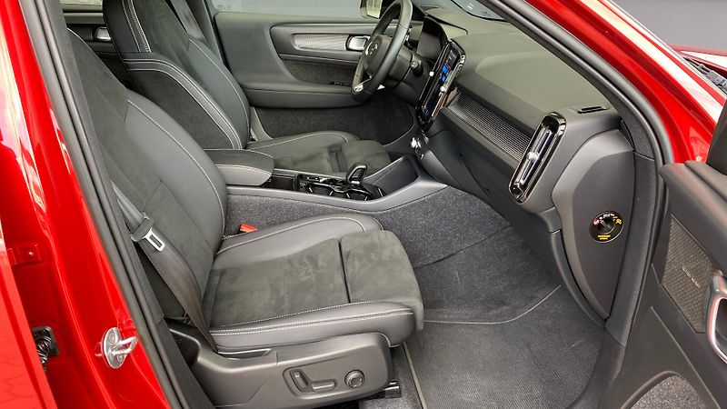 Volvo XC40 PLUS DARK, B4 AWD, 145+10 kW / - fotka 7 z 38