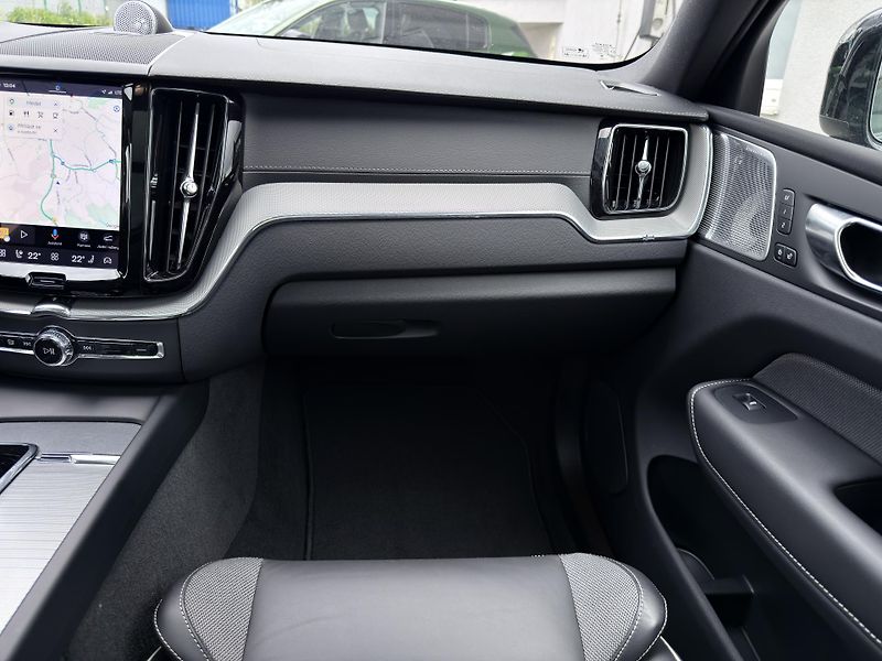 Volvo XC60 B5 AWD ULTRA / B&W / VZDUCH - fotka 24 z 56