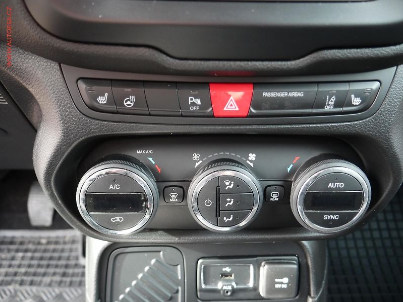Jeep Renegade (2016) 1.4 MultiAir limited, ČR, AC - fotka 15 z 19