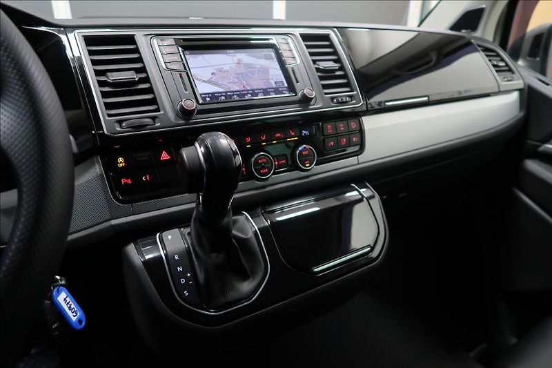 Volkswagen Multivan 2,0 TDI DSG 4MOTION HIGHLINE - fotka 18 z 45