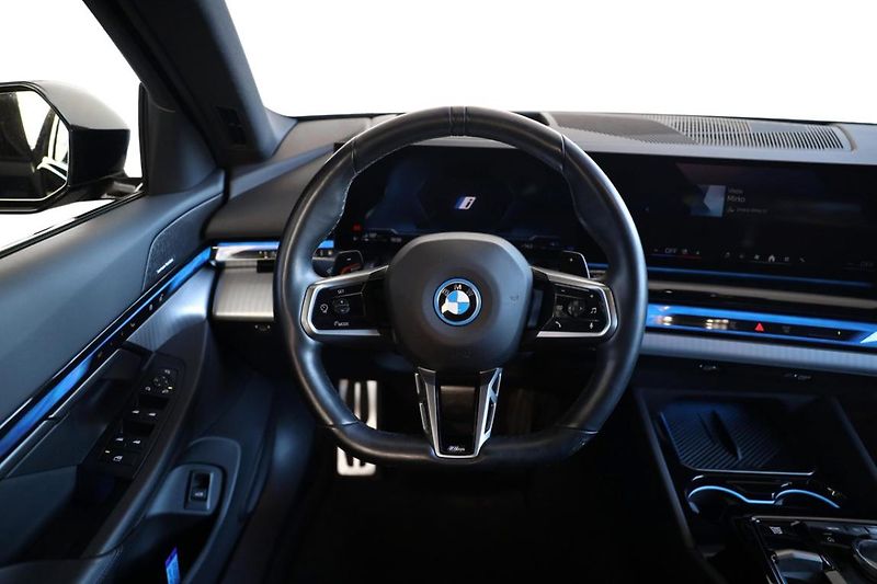 BMW Řada 5 550e xDrive Sedan - fotka 28 z 30