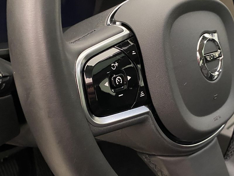Volvo XC60 B5 AWD DARK ULTIMATE AUT CZ - fotka 19 z 60
