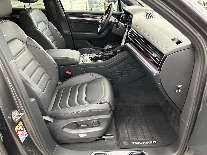 Volkswagen Touareg 3.0 TSI 4x4 R-Line - fotka 31 z 36