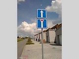 Jednosměrka vedoucí do slepé ulice. Řidiči z parkovacích míst u svých domů tedy musí z ulice jedině vycouvat.