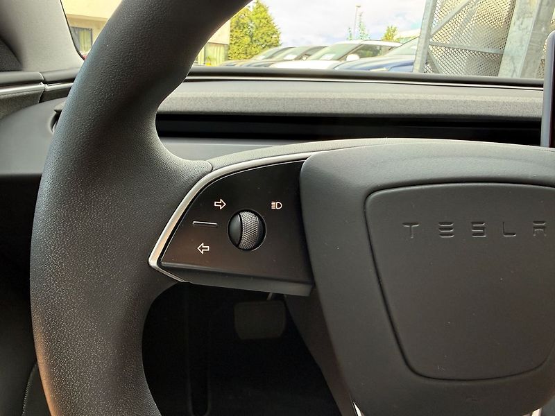 Tesla Model 3 Standart Range Premium - fotka 30 z 37