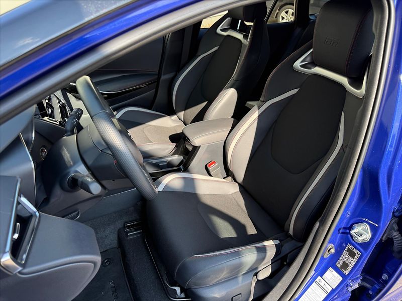 Toyota Corolla 1,8 GR sport, Hybrid - fotka 9 z 22
