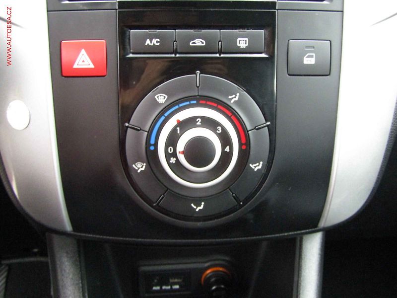 Kia Venga (2010) 1.4 CRDi, AC, park.asist - fotka 13 z 15